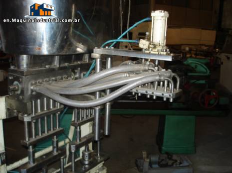 Linear filling machine with thermoforming