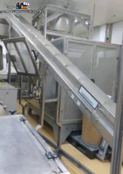 Inclined conveyor belt with stainless steel cleats.