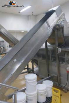 Divamaq inclined conveyor belt with stainless steel cleats