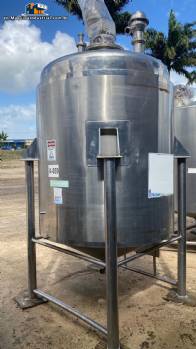 Stainless steel tank with agitator 2,500 liters