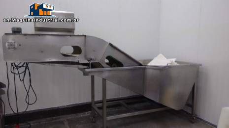 Stainless steel washer and feeder for fish and seafood.