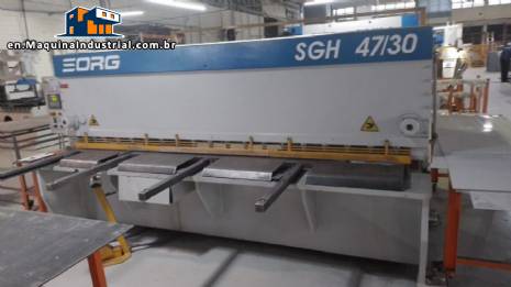 Guillotine press for cutting sheet metal