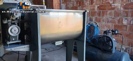 Horizontal paddle mixer with scrapers