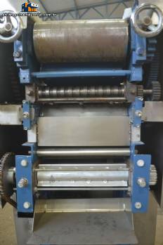 Cylinder molder and cutter for wheat dough snacks Cylinder molder and cutter for wheat dough snacks